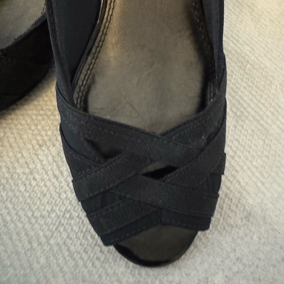 Women’s elegant low heel pump like new. Size 7. Lifestride. Navy - Picture 3 of 11